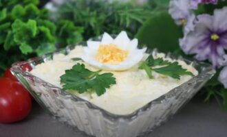 Еврейский салат с плавленым сыром и чесноком