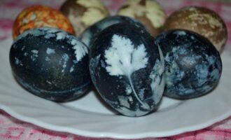 Как покрасить яйца на Пасху чаем каркаде без уксуса