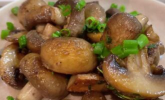 Жареные грибы шампиньоны с луком на сковороде