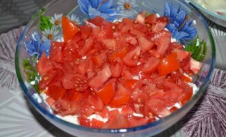 Салат из помидоров с сыром и чесноком
