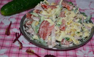 салат с копченой колбасой и помидорами и кукурузой