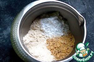 Орехово-овсяный пирог со сливами