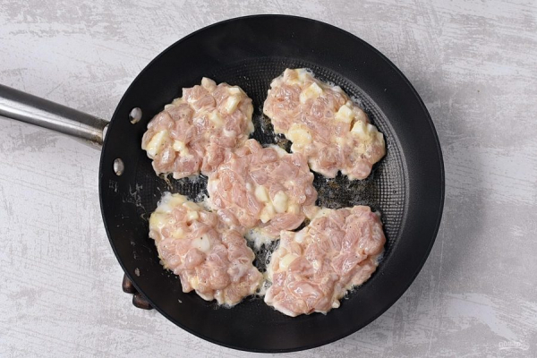 Рубленые куриные котлеты с сыром Рубленые куриные котлеты с сыром