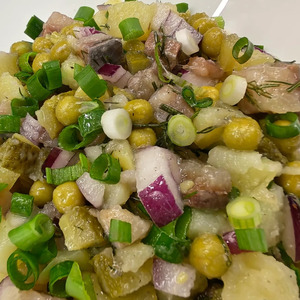 Салат с горошком, картофелем и сельдью