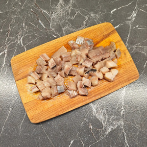 Салат с горошком, картофелем и сельдью