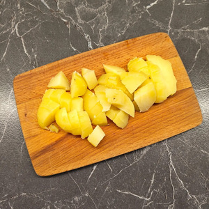 Салат с горошком, картофелем и сельдью