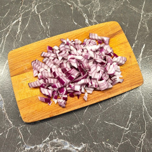 Салат с горошком, картофелем и сельдью