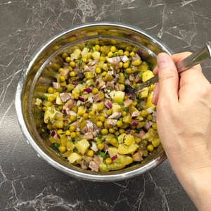 Салат с горошком, картофелем и сельдью