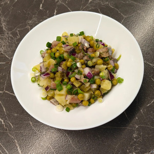Салат с горошком, картофелем и сельдью