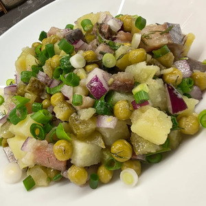 Салат с горошком, картофелем и сельдью