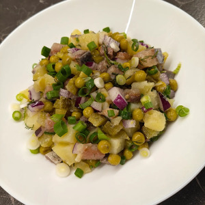 Салат с горошком, картофелем и сельдью