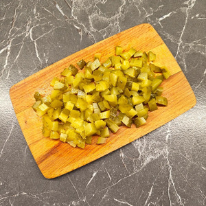 Салат с горошком, картофелем и сельдью