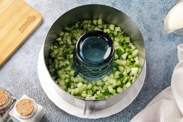 Салат с тунцом, сыром и огурцом Салат с тунцом, сыром и огурцом