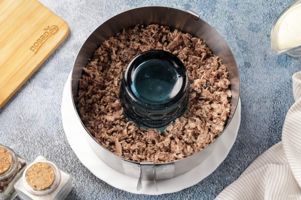 Салат с тунцом, сыром и огурцом Салат с тунцом, сыром и огурцом