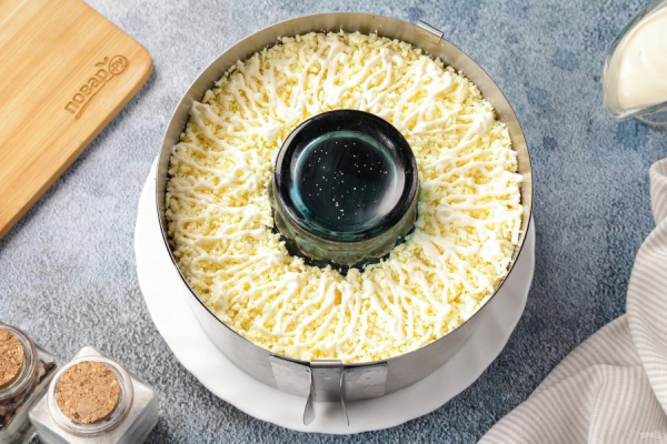 Салат с тунцом, сыром и огурцом Салат с тунцом, сыром и огурцом