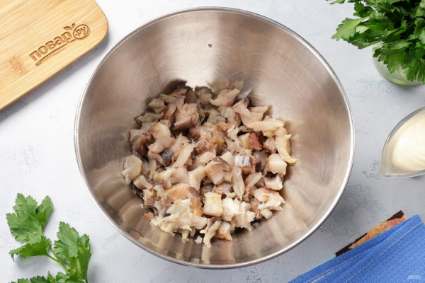 Салат со скумбрией и соленым огурцом Салат со скумбрией и соленым огурцом