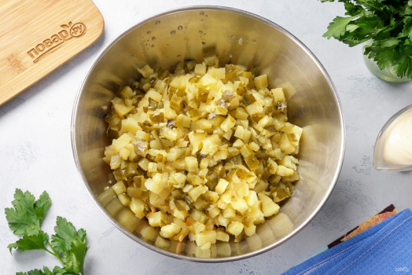 Салат со скумбрией и соленым огурцом Салат со скумбрией и соленым огурцом